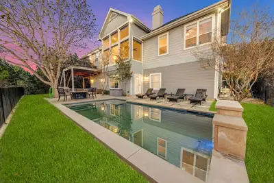 Image de -New Listing - Élégante retraite de 4 000 pieds carrés avec vue sur le lac et piscine à l'ouest d'Austin
