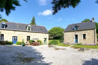 Image de 3 houses with 6x3 beds, approx. 1 hectare of land and a swimming pool.