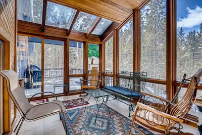 Image de Maison de montagne avec forêt et mont. Vues Baldy, barbecue, bain à remous. . . Evadez-vous!