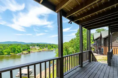 Image de Belle 4 Br / 4. 5 Ba Cottage w / vues majestueuses du lac Hamilton - 12 personnes +