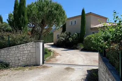 Image de Maison spacieuse avec piscine et jardin idéale pour des vacances en famille