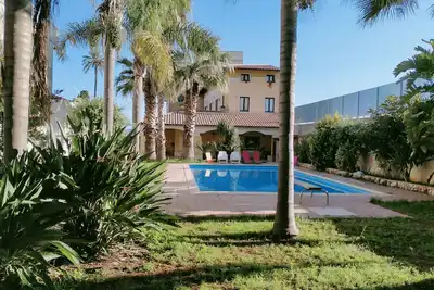 Image de Villa élégante avec jardin et piscine privée.