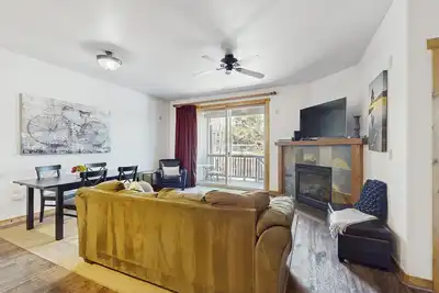 Image de Magnifique condo avec terrasse, piscine partagée, bain à remous et salle de gym - près de la ville et du ski!