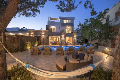 Villa de quatre chambres avec piscine privée près de la plage