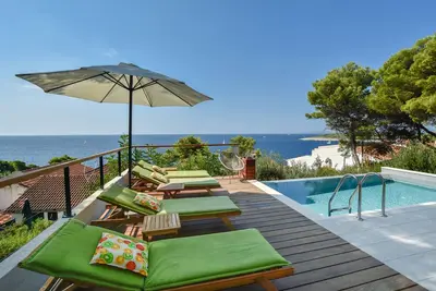 Image de Vue sur la mer sur l'archipel de l'île Pakleni, à 100 m de la mer et de la piscine privée