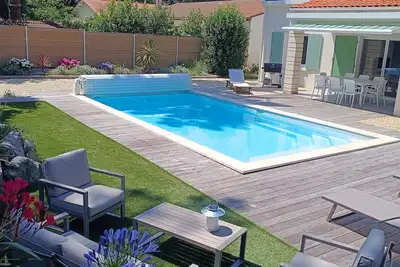 Image de Maison de charme avec piscine chauffée et jardin arboré, à deux pas de la plage