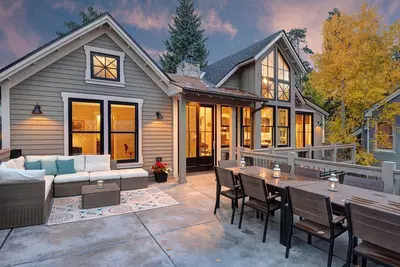 Image de Nouvelle maison dans le quartier historique, avec un décor moderne de montagne