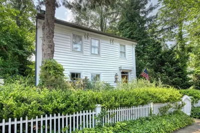 Image de Sag Harbor Historic Village Home avec piscine; 2 min à pied du coeur du village