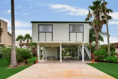 Image de Le Life Saver est une charmante maison de 3 chambres à un pâté de maisons et demi de la plage.