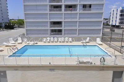 Image de Activites Journalieres Gratuites! ! Oceanfront! ! ! Wifi Gratuit! ! ! 2 Br + Den Oceanfront avec WiFi dans le bâtiment avec piscine extérieure et Paddleball