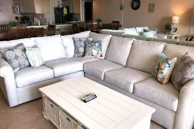 Image de Activites Quotidiennes Gratuites! Charmant! Direct Oceanfront, mis à jour 2 chambres (Den fermé pour faire 3ème chambre avec porte de poche et un canapé-lit queen), 2 unité de bain.
