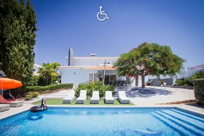 Image de Villa ultra spacieuse pour 10 avec piscine en pvt