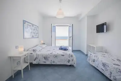 Image de B & B Il Capitano avec chaises longues et parasols pour la mer
