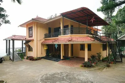 Séjour luxuriant avec vue sur la verdure \/ Munnar