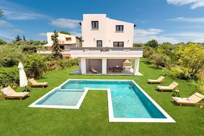 Image de Villa neuve de marque ★ Piscine privée chauffée ★ Wifi ★ Bbq ★ Grand jardin