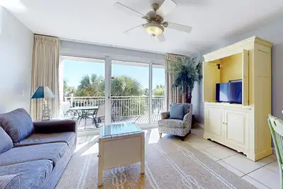 Image de Magnifique condo au bord de l'eau avec deux piscines partagées, une salle de sport et un accès facile à la plage