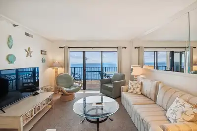 Image de Activites Quotidiennes Gratuites! Direct Oceanfront 2 chambres, 2 salles de bains condo (Den converti en 3ème chambre avec lit double).