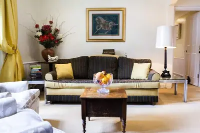 Image de Meilleur Emplacement -3 Lignes De Tubes -3 chambres Ă coucher / 2 salles de bains Knightsbridge