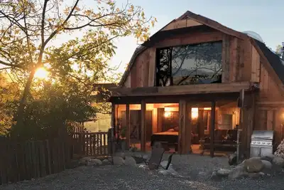 Image de La chambre principale de la maison est située au bout de la maison, très privée.