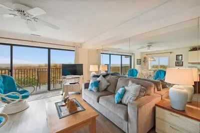 Image de ACTIVITÉS Quotidiennes Gratuites! ! ! Oceanfront! ! Linge Inclus *! Cette unité de deux chambres et 2 salles de bain située au premier étage, en haut d'un niveau de la rue