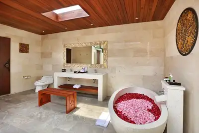 Image de Suite Villa confortable avec une piscine privée et transferts aéroport Gratuits