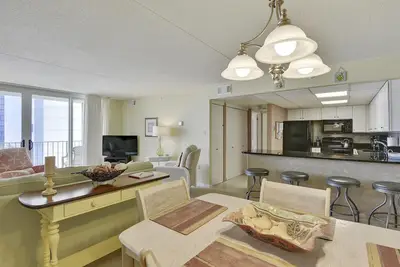 Image de Activites Quotidiennes Gratuites! 2 chambres, 2 salles de bain condo vue sur l'océan à la jetée.