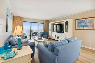 Image de Activites Quotidiennes Gratuites! Bord de mer direct, 3 chambres, 2 salles de bain, unité sud. Magnifiquement meublées avec des sols en céramique dans tout le salon, salle à manger, hall et salles de bains.
