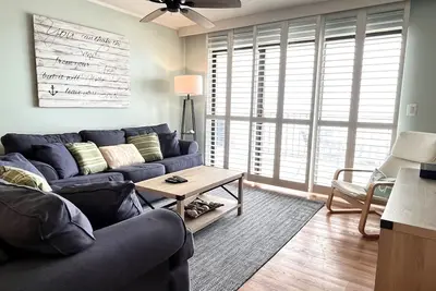 Image de Activites Quotidiennes Gratuites! Direct Oceanfront 2 chambres, 2 salles de bain avec unité de den semi-privé (diviseur de chambre).