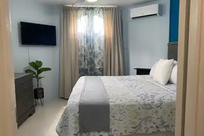 Image de Deluxe appartement d'une chambre avec un décor moderne, récemment rénové. Pour trois personnes