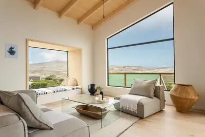Image de Soul Surf Retreat avec vue sur l'océan et la montagne