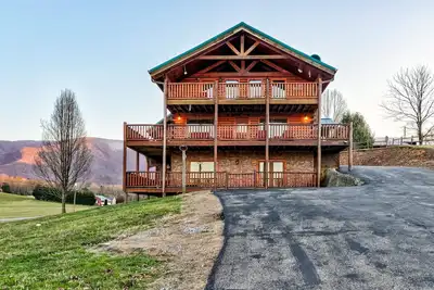 Image de Profitez de belles vues de l'automne -12 minutes de Parkway / Hot tub / Projecteur / Billard