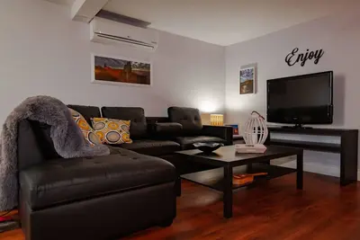 Image de Appartement entièrement équipé d'une chambre à thème nautique.