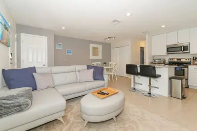 ⭐ Super proche de Siesta Key, marchez vers de nombreux endroits sympas - tout nouveau à l'intérieur⭐