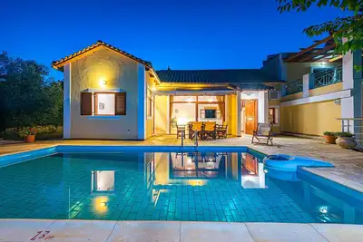 Image de Villa pour 6 avec piscine privée à 400 m de la mer