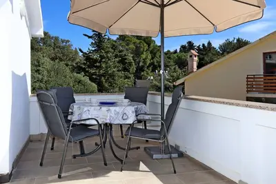 Image de Appartement de deux chambres avec la terrasse et la vue sur le mer Suha Punta, Rab (A-17239-b)