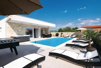 Image de Superbe maison à Sukosan avec jacuzzi