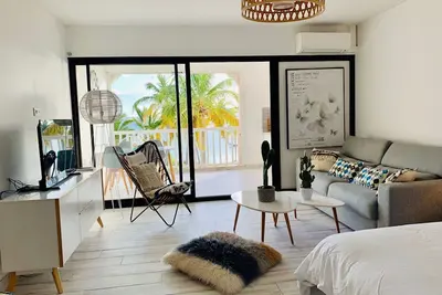 At the water's edge! Magnificent Studio completely renovated with panoramic sea view