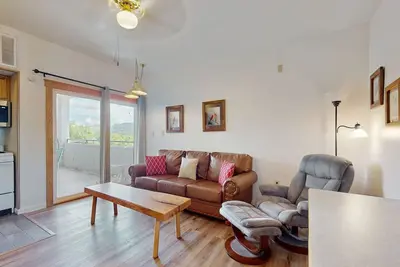 Image de Condo accueillant avec vue sur la montagne, piscine partagée, foyer au gaz et balcon privé