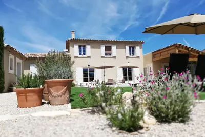 Image de Villa provençale au cœur du parc du Luberon avec piscine privée
