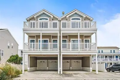 Image de Condo au dernier étage avec 3 chambres et 2 salles de bain complètes situé 1. 5 blocs de la plage et de la promenade.