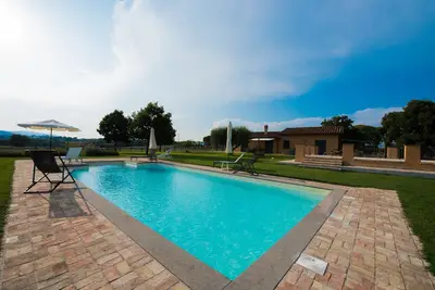 Rural et concevoir un chalet tout à fait dans un espace vert avec une piscine