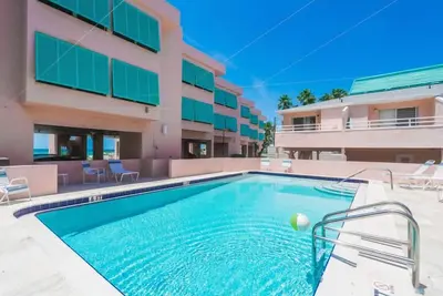 Image de Vues exceptionnelles sur le golfe du Mexique depuis ce 2 chambres à coucher, 2 salles de bain, unité en front de mer avec piscine!