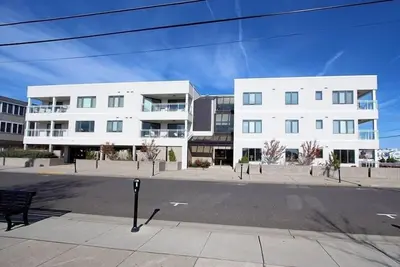 Image de Profitez de la sérénité sur votre balcon privé dans le magnifique condo Stone Harbor Beach Club.