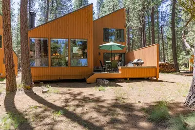 Image de Charmante et améliorée cabine à trois chambres avec vue sur le lac!