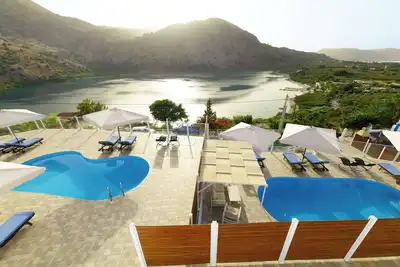 Image de Superbe villa sur le lac Kournas ★ Meilleur emplacement! Remboursement De 20% Pour Le 1er 3 Livre En Juillet!