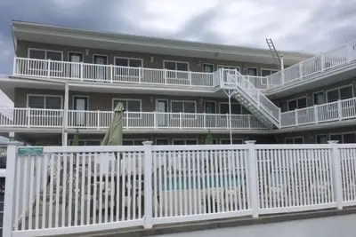 Image de Condo au premier étage de 1 chambre à coucher, 1 salle de bain à seulement 1 pâté de maisons de la plage à The Flying Dutchman avec une piscine.