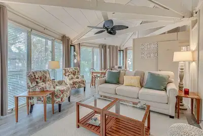 Image de Beach House-Free Bikes-Pool Access-0. 4 milles de l'océan
