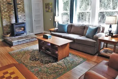 Image de Parkside Cottage- surplombe la crique et le parc municipal