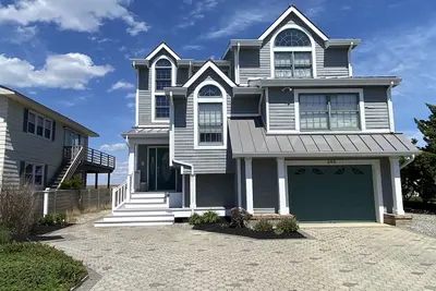 Image de Maison Juste Sur L'Eau avec des vues panoramiques sur le front de mer absolument fabuleuses depuis presque toutes les pièces