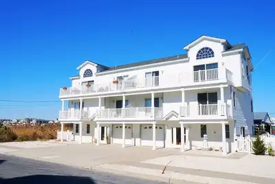 Image de Maison superbement décorée avec table de billard. 2 pâtés de maisons de la plage et de la promenade. MODÈLE De Salle De Bonus!